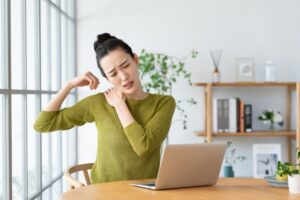 かみ合わせ　肩こり　頭痛